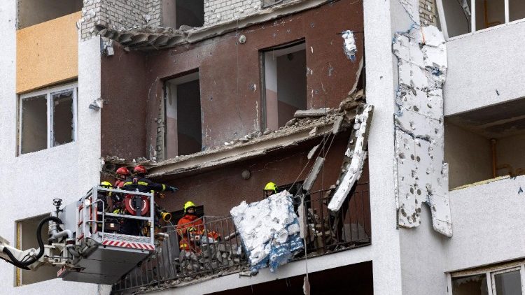 Equipes de resgate trabalham no local de um ataque de drone russo que danificou um prédio de apartamentos, em meio ao ataque da Rússia à Ucrânia, na cidade de Vyshneve, região de Kiev, Ucrânia, 25 de janeiro de 2025. REUTERS/Thomas Peter