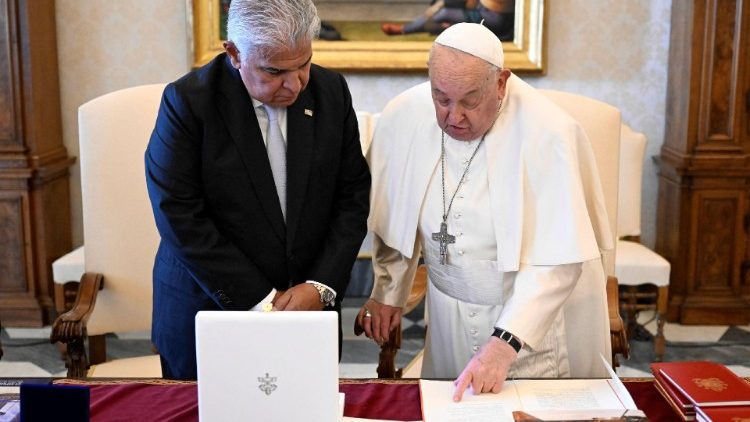 पनामा गणराज्य के राष्ट्रपति जोस राउल मुलिनो क्विंटेरो के साथ संत पापा फ्राँसिस