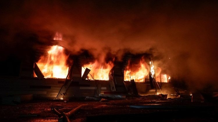 Uma vista mostra um incêndio em um local de um prédio de apartamentos danificado durante um ataque de drone russo, em meio ao ataque da Rússia à Ucrânia, em Kharkiv, Ucrânia, em 28 de janeiro de 2025. REUTERS/Sofiia Gatilova