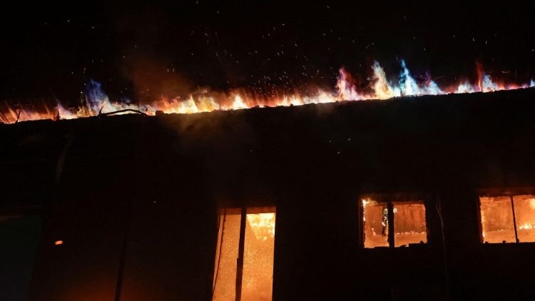 Uma vista mostra um incêndio em um local de um prédio de apartamentos danificado durante um ataque de drone russo, em meio ao ataque da Rússia à Ucrânia, em Kharkiv, Ucrânia, em 28 de janeiro de 2025. REUTERS/Sofiia Gatilova