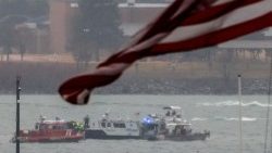 Folytatódik a repülő-szerencsétlenség áldozatai utáni keresés a Potomac folyón