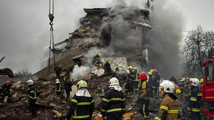 Equipes de resgate trabalham no local de um prédio de apartamentos atingido por um ataque de míssil russo, em meio ao ataque da Rússia à Ucrânia, em Poltava, Ucrânia, em 1º de fevereiro de 2025. REUTERS/Sofiia Gatilova