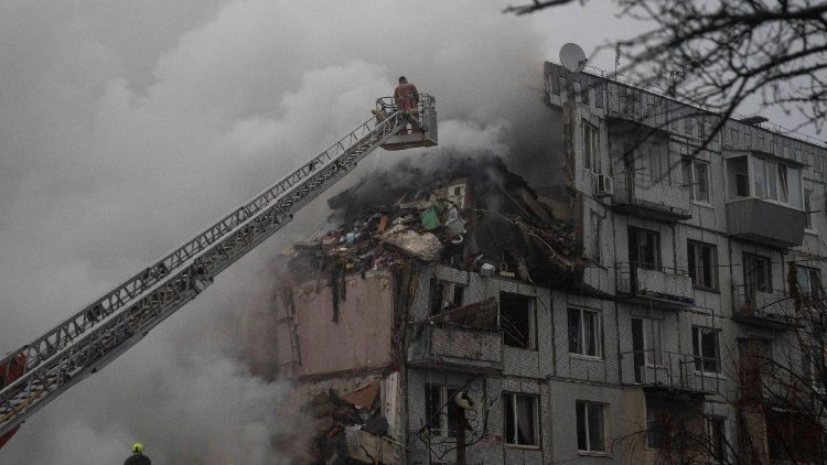 Equipes de resgate trabalham no local de um prédio de apartamentos atingido por um ataque de míssil russo, em meio ao ataque da Rússia à Ucrânia, em Poltava, Ucrânia, em 1º de fevereiro de 2025. REUTERS/Vladyslav Boiko