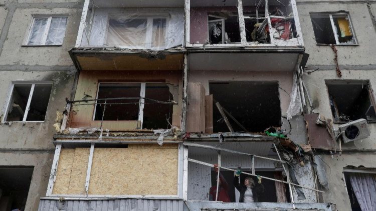 Moradores removem escombros de seus apartamentos, danificados por um ataque de míssil russo, em meio ao ataque da Rússia à Ucrânia, em Poltava, Ucrânia, em 1º de fevereiro de 2025. REUTERS/Sofiia Gatilova