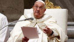 Papa  në Bazilikën e Shën Pjetrit Lutjet e Para Mbrëmësore  të festës Paraqitjes së Zotit në Tempull, e cila përkon me Ditën Botërore të Jetës së Përkushtuar