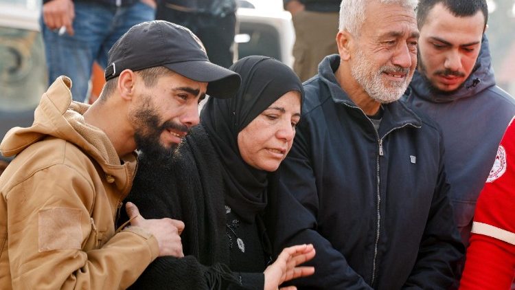 Familiari palestinesi piangono un loro congiunto ucciso negli scontri