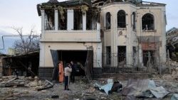Un edificio civile distrutto a Kherson