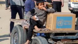 Pakete der UNRWA werden im Gazastreifen verteilt