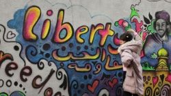 Eine syrische Künstlerin arbeitet an einer Mauer in Damaskus