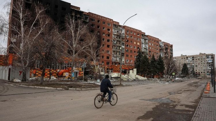 Um morador anda de bicicleta perto de um prédio danificado por ataques militares russos, em meio ao ataque da Rússia à Ucrânia, em Pokrovsk, região de Donetsk, Ucrânia, 6 de fevereiro de 2025. REUTERS/Anatolii Stepanov