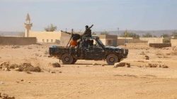 Forze di sicurezza del Puntland pattugliano l'area del villaggio di Balidhidin 