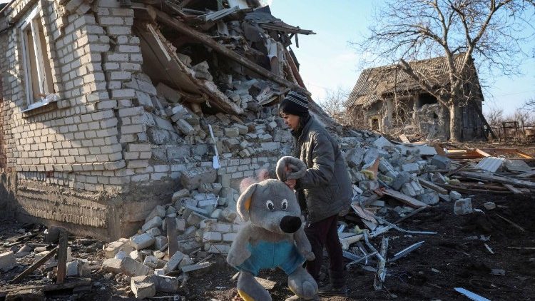 A moradora Natalia recolhe os brinquedos de sua neta que estavam espalhados pela casa atingida por um ataque aéreo russo, em meio ao ataque russo à Ucrânia, na cidade de Kostiantynivka, região de Donetsk, Ucrânia, em 9 de fevereiro de 2025. REUTERS/Anatolii Stepanov