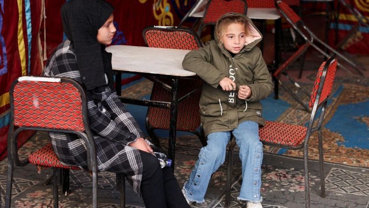 Civili palestinesi in attesa di assistenza 