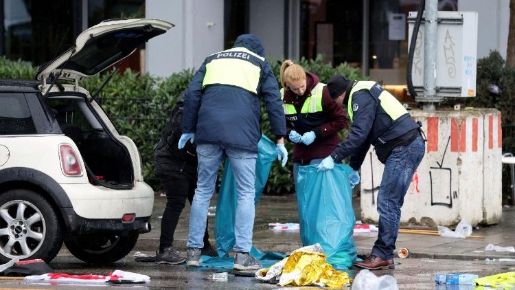 Polizisten sichern am 13.2.2025 die Gegend, nachdem ein Auto in eine Gewerkschaftsdemonstration in München gefahren ist  