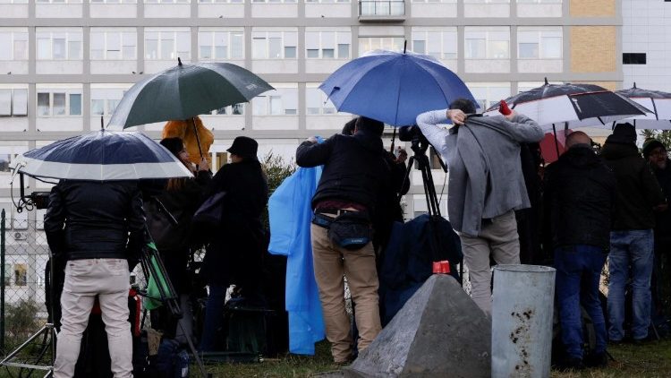 திருத்தந்தை அனுமதிக்கப்பட்டிருக்கும் மருத்துவமனைக்கு வெளியே மழையில் காத்திருக்கும் பத்திரிகையாளர்கள்