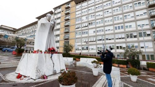 Papa katika hospitali ya Gemelli,maambukizi ya njia ya upumuaji:anaendelea na matibabu