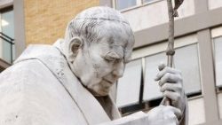 ローマのジェメッリ総合病院の聖ヨハネ・パウロ2世の像