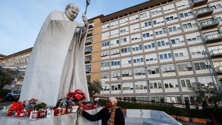 Devant l'hôpital Gemelli à Rome, le 16 février 2025. 