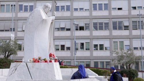 Pope's complex clinical picture requires longer hospitalization