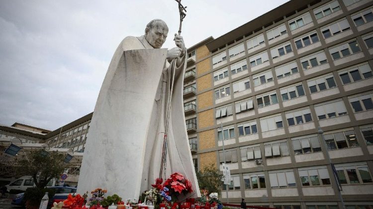 Pope Francis continues treatment for bronchitis at Gemelli hospital