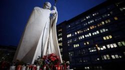 Statyn av Johannes Paulus II vid sjukhusets huvudingång 