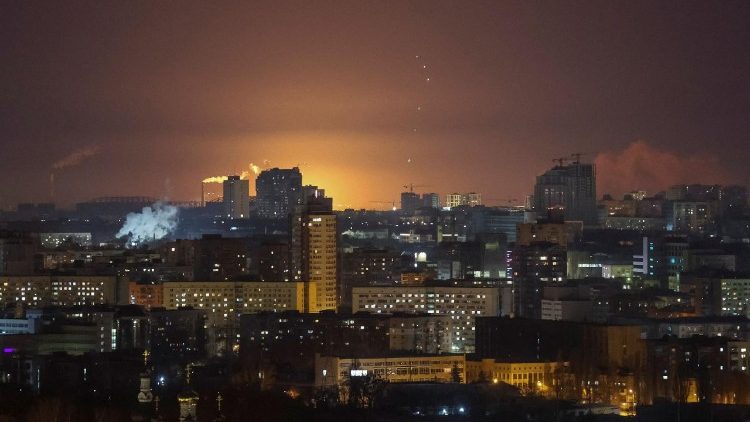 Uma explosão de um drone e rastreadores são vistos no céu sobre a cidade durante um ataque de drone russo, em meio ao ataque da Rússia à Ucrânia, em Kiev, Ucrânia, em 17 de fevereiro de 2025. REUTERS/Gleb Garanich