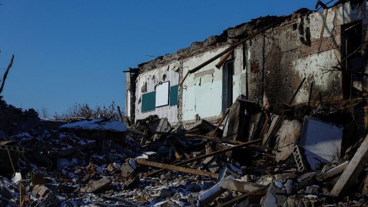 Uma vista mostra um prédio de um liceu local destruído por um recente ataque aéreo russo na vila de Novopavlivka, em meio ao ataque da Rússia à Ucrânia, na região de Dnipropetrovsk, Ucrânia, em 18 de fevereiro de 2025. REUTERS/Valentyn Ogirenko