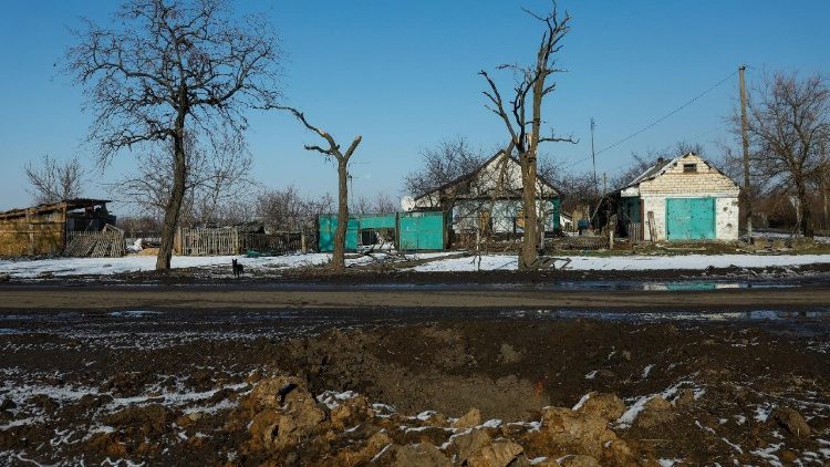 Uma cratera que apareceu após um ataque aéreo russo é vista ao lado de uma casa danificada na vila de Novopavlivka, em meio ao ataque da Rússia à Ucrânia, na região de Dnipropetrovsk, Ucrânia, em 18 de fevereiro de 2025. REUTERS/Valentyn Ogirenko