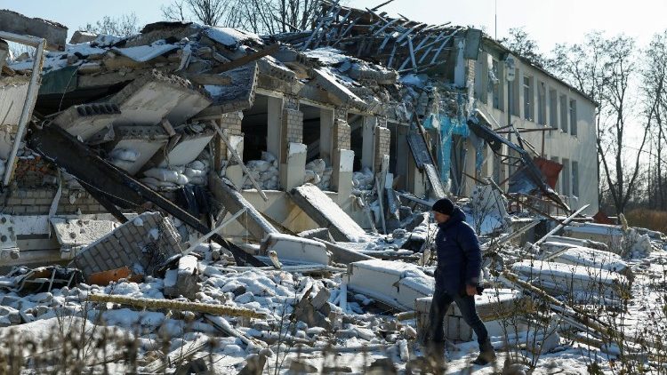 O diretor de um liceu local, Yurii Bilyk, caminha ao lado de seu prédio destruído por um recente ataque aéreo russo na vila de Novopavlivka, em meio ao ataque da Rússia à Ucrânia, na região de Dnipropetrovsk, Ucrânia, em 18 de fevereiro de 2025. REUTERS/Valentyn Ogirenko