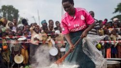 Voluntarios de Burundi preparan comidas para los desplazados congoleños de Kivu del Sur.