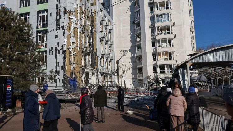 Moradores no local de um prédio de apartamentos e uma clínica atingidos por um ataque de drone russo, em meio ao ataque da Rússia à Ucrânia, em Odesa, Ucrânia, em 19 de fevereiro de 2025. REUTERS/Nina Liashonok