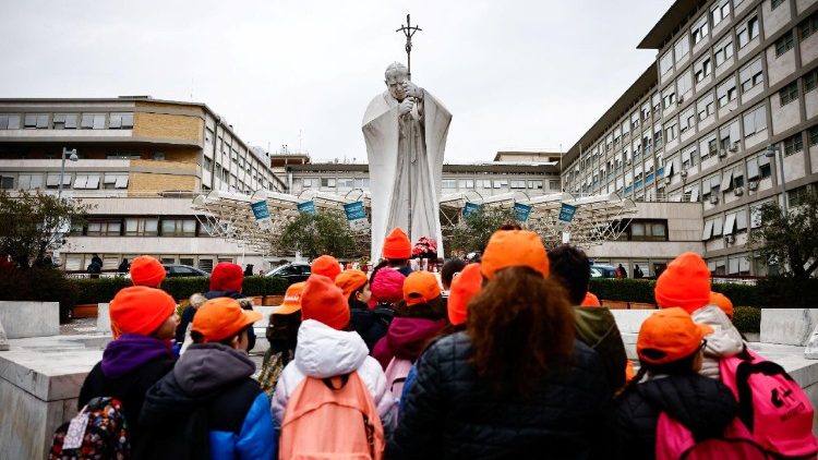 ஜெமெல்லி மருத்துவமனைக்கு வெளியே திருத்தந்தைக்காக இறைவேண்டல் செய்யும் மக்கள் 