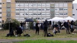 Novinarji pred rimsko bolnišnico Gemelli, kjer se od 14. februarja zdravi papež Frančišek