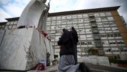 Молитва за Папу біля статуї святого Івана Павла ІІ на подвірʼї лікарні