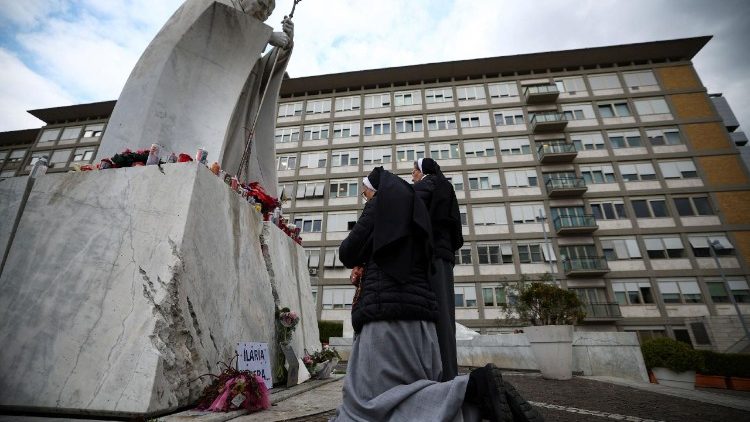 Молитва за Папу біля статуї святого Івана Павла ІІ на подвірʼї лікарні