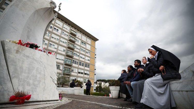 Malda prie ligoninės