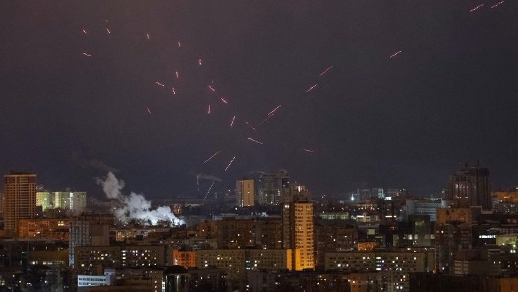 Rastreadores são vistos no céu noturno enquanto militares ucranianos atiram no drone durante um ataque de drone russo, em meio ao ataque da Rússia à Ucrânia, em Kiev, Ucrânia, em 21 de fevereiro de 2025. REUTERS/Gleb Garanich/Foto de arquivo