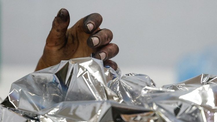 A mão de um militar ucraniano, que foi ferido em uma luta contra tropas russas perto da cidade de Pokrovsk, na linha de frente, é vista sobre um cobertor térmico em um ponto de estabilização da 3ª Brigada de Propósitos Operacionais Espartanos da Guarda Nacional da Ucrânia, em meio ao ataque da Rússia à Ucrânia, na região de Dnipropetrovsk, Ucrânia, em 22 de fevereiro de 2025. REUTERS/Valentyn Ogirenko