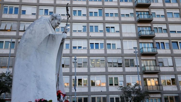 Vor dem Gemelli-Krankenhaus