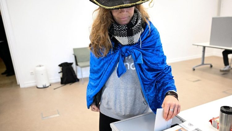 In einem Wahllokal in Köln (erkennbar im Karneval)