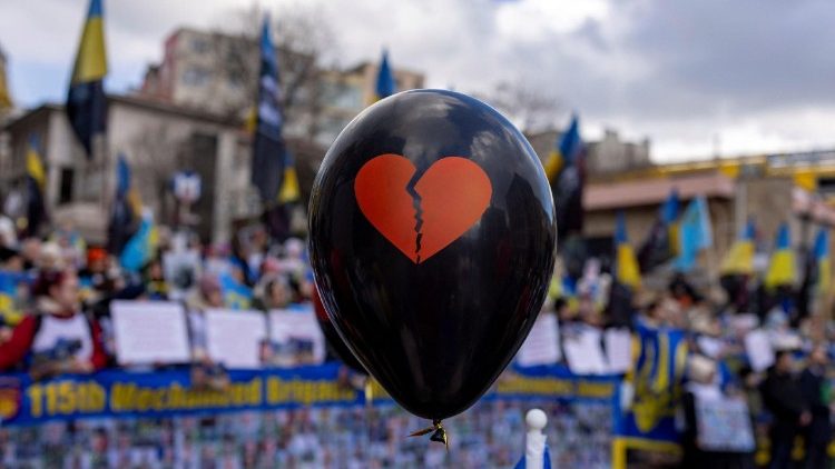 Um balão com o símbolo de um coração partido flutua no ar enquanto as pessoas se reúnem para marcar o terceiro aniversário da invasão da Ucrânia pela Rússia, em Istambul, Turquia, em 23 de fevereiro de 2025. REUTERS/Umit Bektas