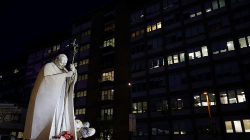 教皇、容体は依然として重くも、安定