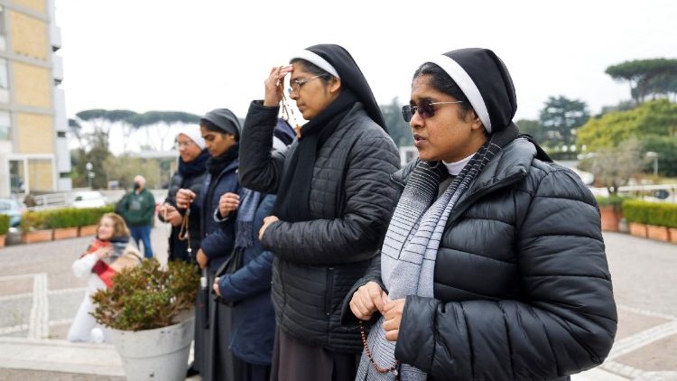 Des soeurs prient pour le Pape à l'entrée de l'hôpital Gemelli