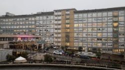 Die Gemelli-Klinik, in der der Papst derzeit behandelt wird