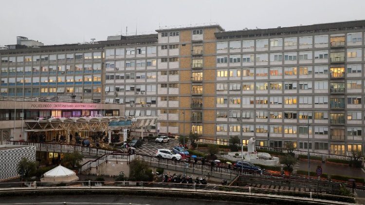 Die Gemelli-Klinik, in der der Papst derzeit behandelt wird