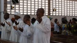 Des fidèles de Kinshasa (RDC) priant pour le rétablissement du Pape François.