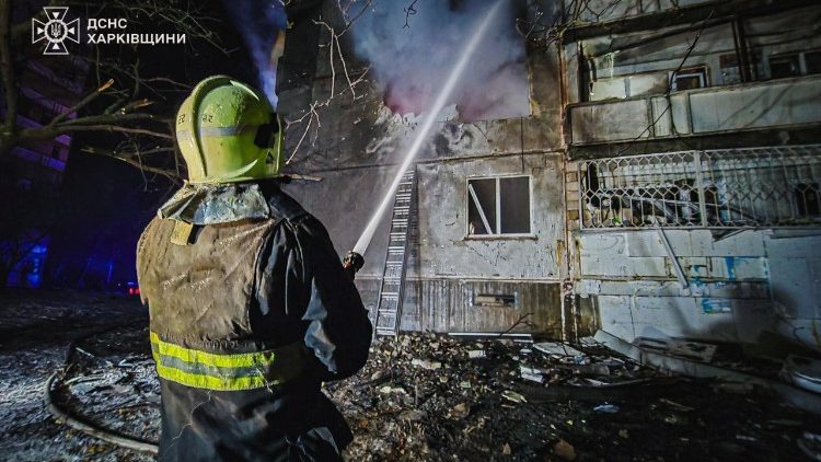 Um bombeiro trabalha em um prédio de apartamentos atingido por um ataque de drone russo, em meio ao ataque da Rússia à Ucrânia, em Kharkiv, Ucrânia, em 26 de fevereiro de 2025. Serviço de imprensa do Serviço de Emergência Estatal da Ucrânia na região de Kharkiv/Divulgação via REUTERS