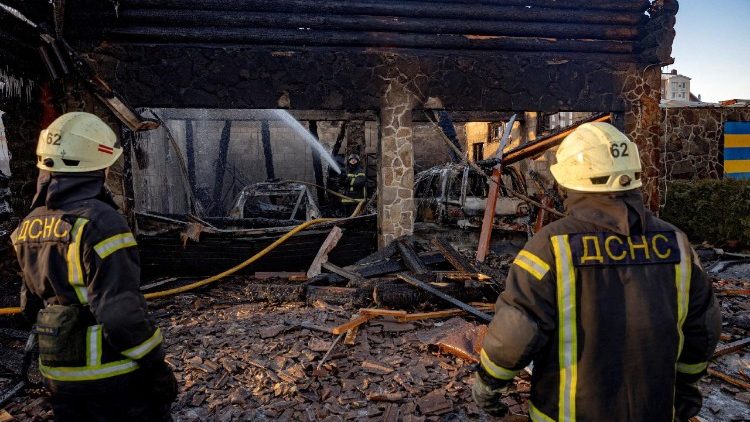 Bombeiros trabalham no local de um ataque de drone russo, em meio ao ataque da Rússia à Ucrânia, na região de Kiev, Ucrânia, 26 de fevereiro de 2025. REUTERS/Thomas Peter