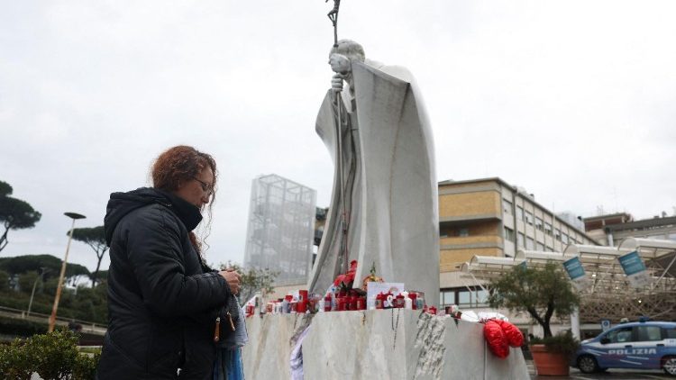 Pope Francis continues his hospitalization, in Rome