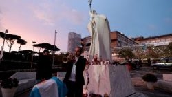 Im Vorhof der Gemelli-Klinik in Rom